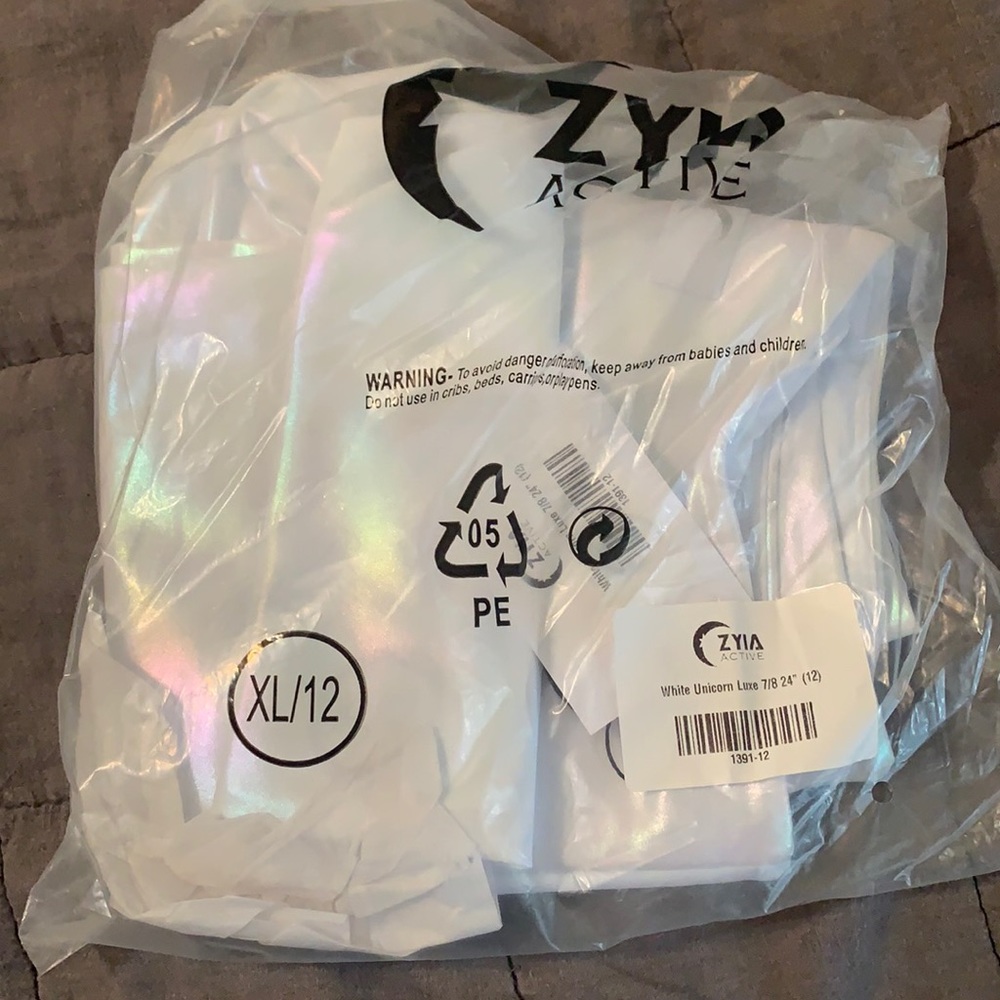 NWT Zyia White Unicorn Luxe 7/8 24". Size 12